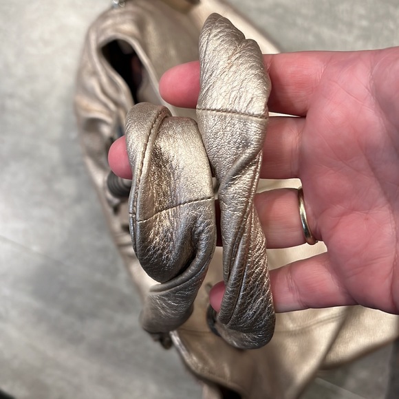 B. Makowsky Pebble Leather Medium Shoulder Bag With Zipper Pockets - Picture 13 of 13